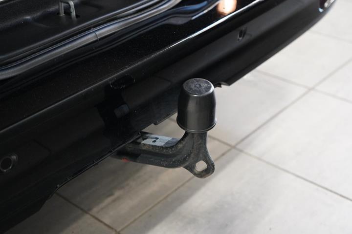 Sort Mercedes V220 d fra 2021 set udefra