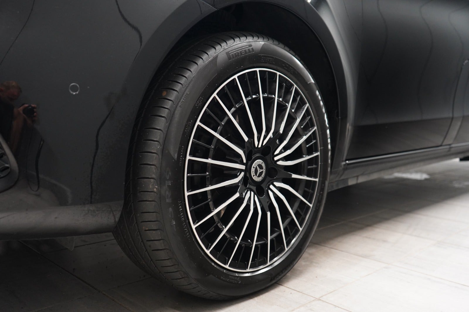 Sort Mercedes V220 d fra 2021