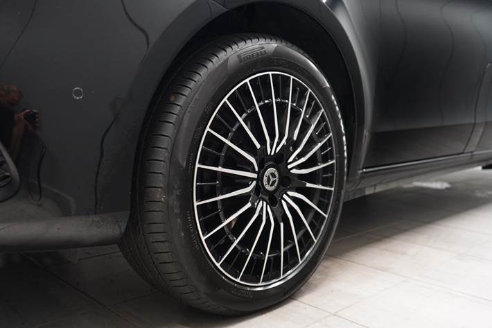 Sort Mercedes V220 d fra 2021