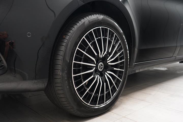 Sort Mercedes V220 d fra 2021