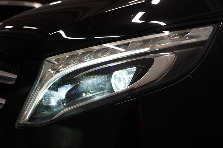 Sort Mercedes V220 d fra 2021