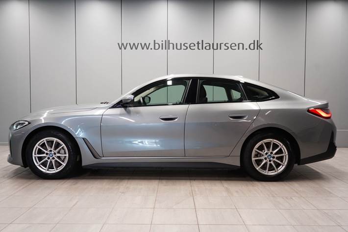 Grå BMW i4 fra 2024