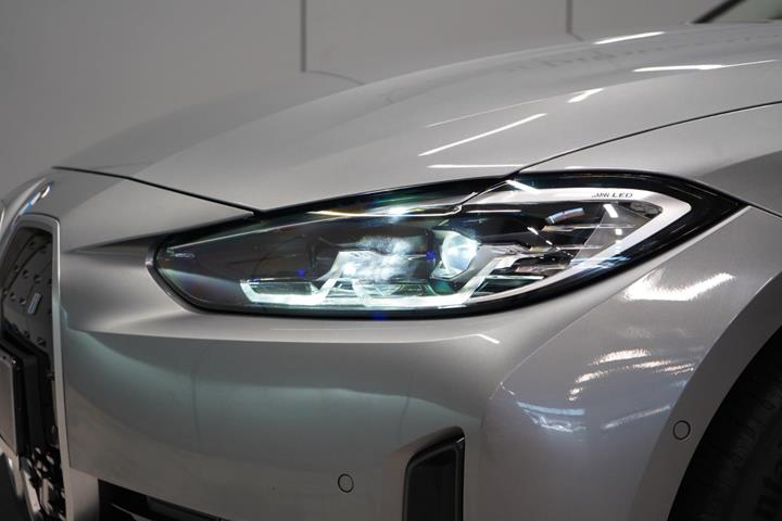 Grå BMW i4 fra 2024
