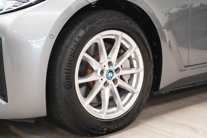 Grå BMW i4 fra 2024