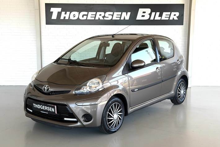 Brun Toyota Aygo fra 2012 set udefra