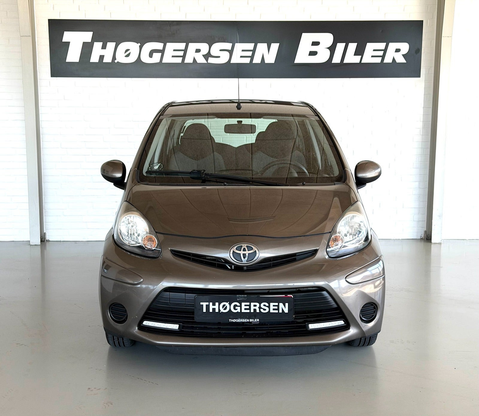 Brun Toyota Aygo fra 2012