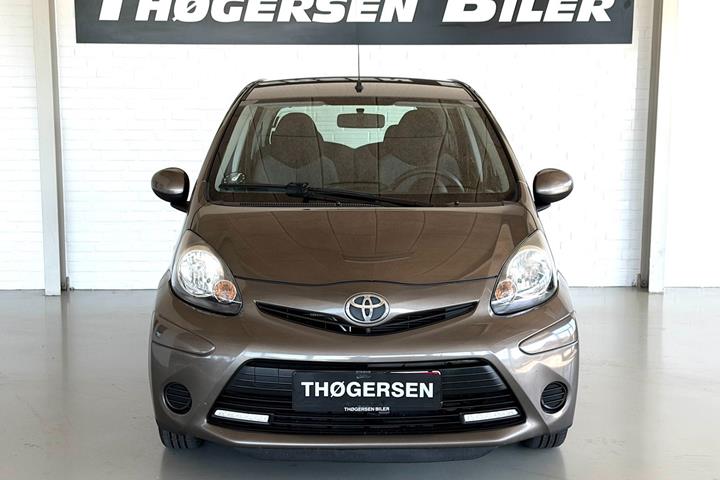 Brun Toyota Aygo fra 2012