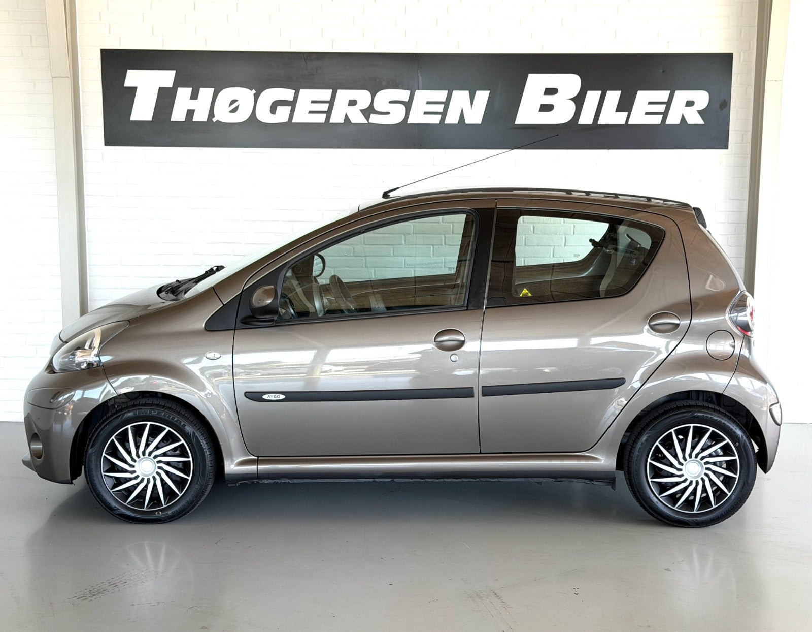 Brun Toyota Aygo fra 2012