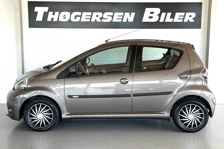 Brun Toyota Aygo fra 2012