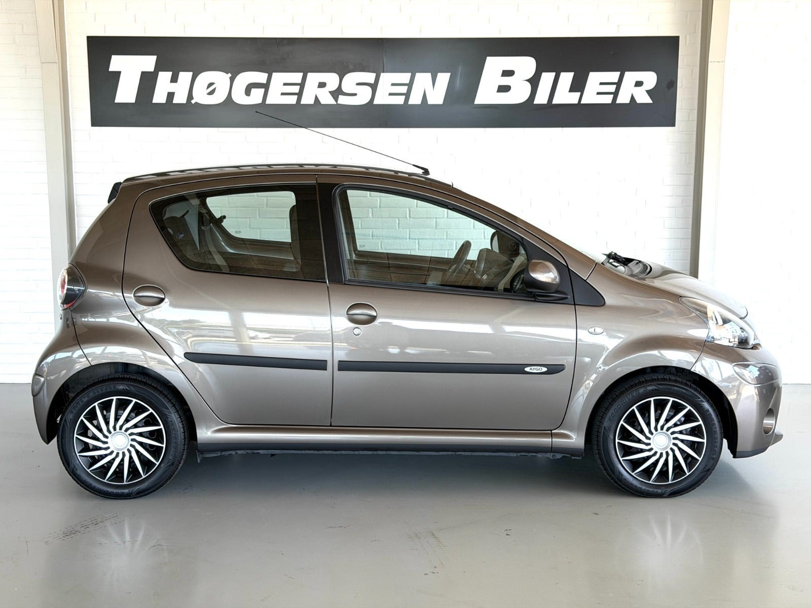 Brun Toyota Aygo fra 2012