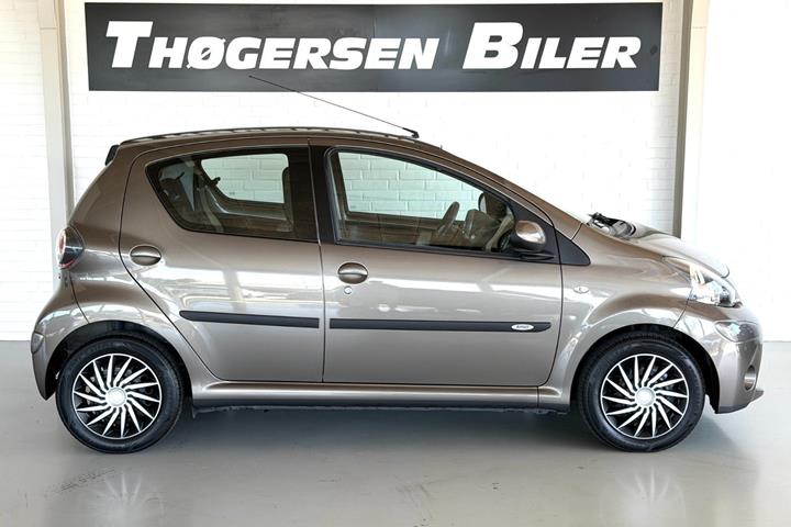 Brun Toyota Aygo fra 2012