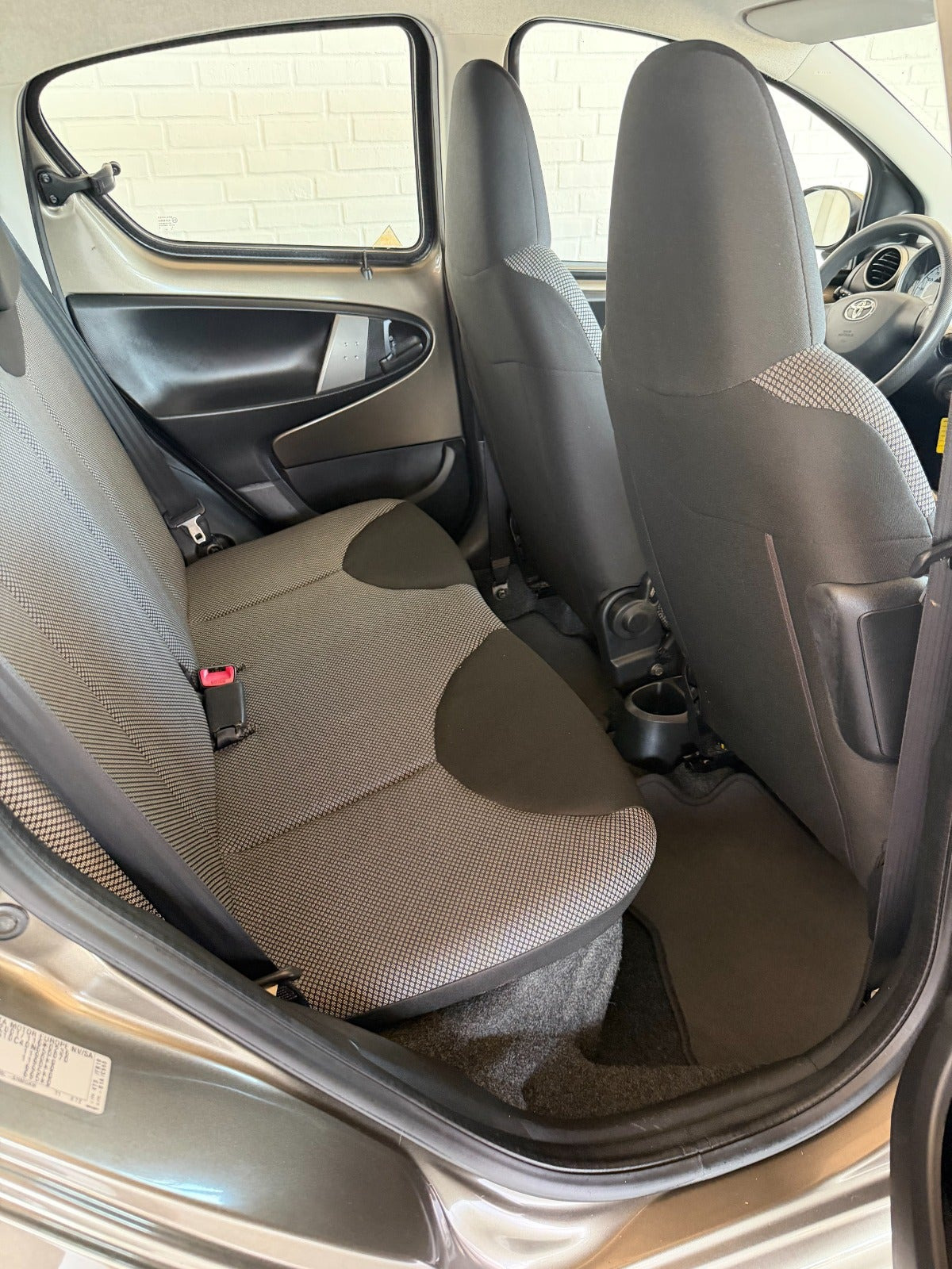 Brun Toyota Aygo fra 2012