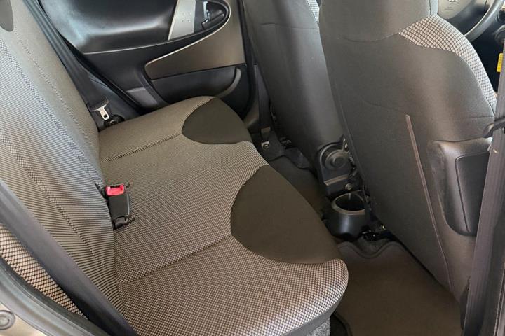 Brun Toyota Aygo fra 2012