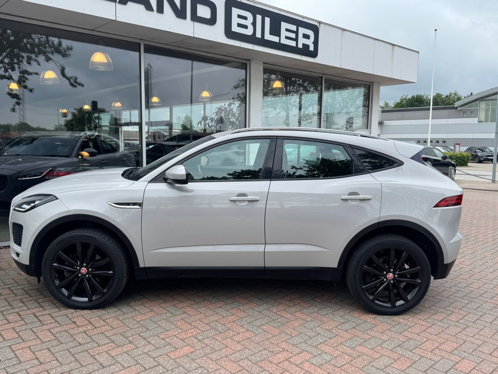 Grå Jaguar E-Pace fra 2018