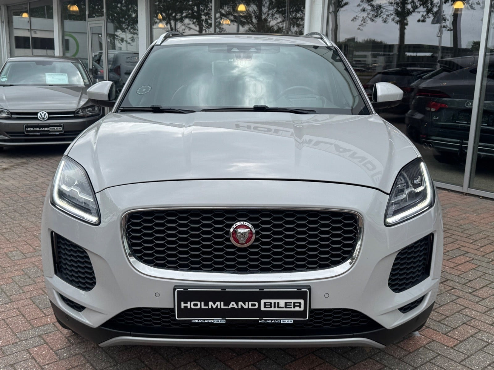 Grå Jaguar E-Pace fra 2018