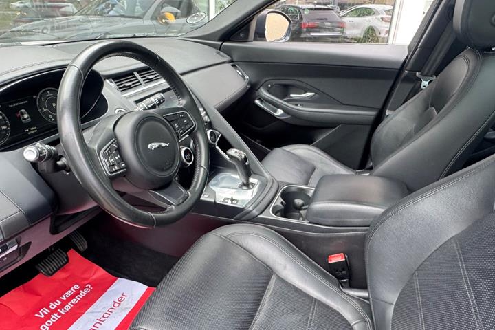 Grå Jaguar E-Pace fra 2018