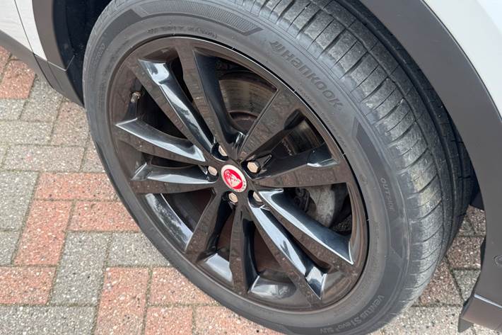 Grå Jaguar E-Pace fra 2018