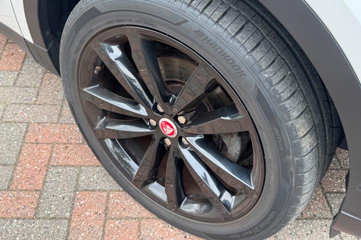 Grå Jaguar E-Pace fra 2018