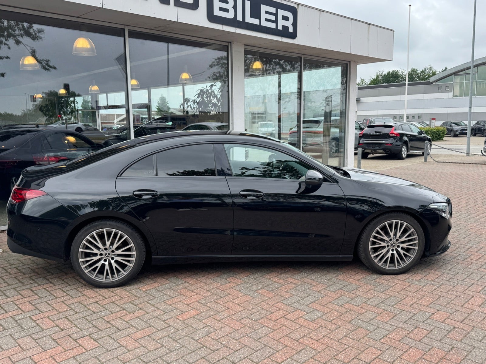 Sort Mercedes CLA180 d fra 2019 set udefra