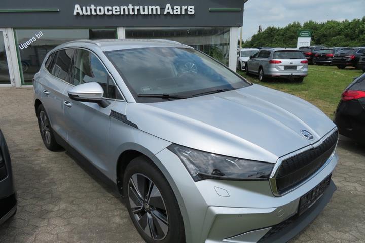 Sølv Skoda Enyaq fra 2023 set udefra