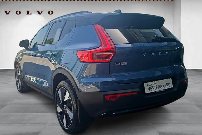 Blå Volvo EX40 fra 2025