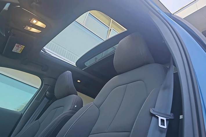 Blå Volvo EX40 fra 2025