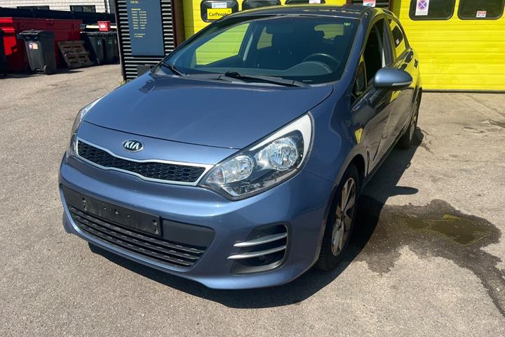 Blå Kia Rio fra 2016 set udefra