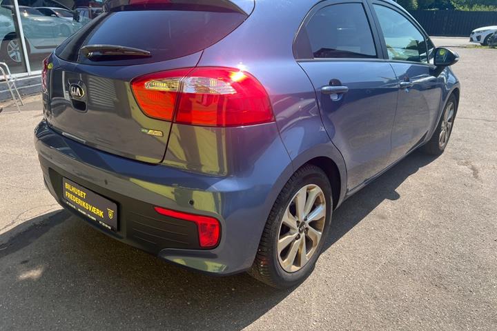 Blå Kia Rio fra 2016