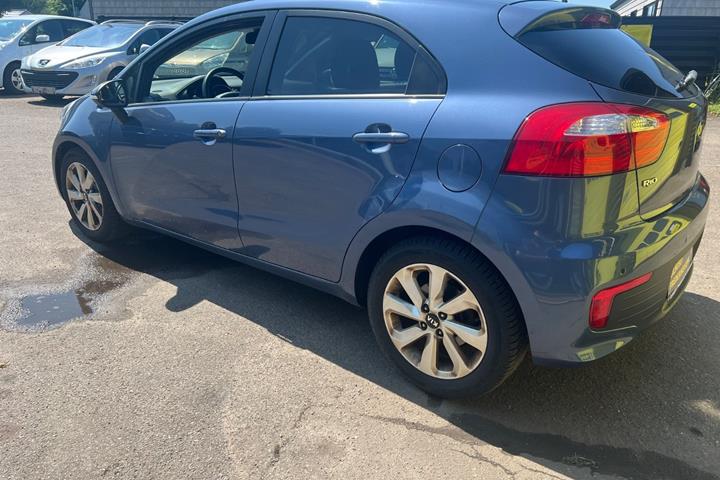 Blå Kia Rio fra 2016