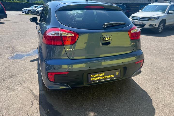 Blå Kia Rio fra 2016
