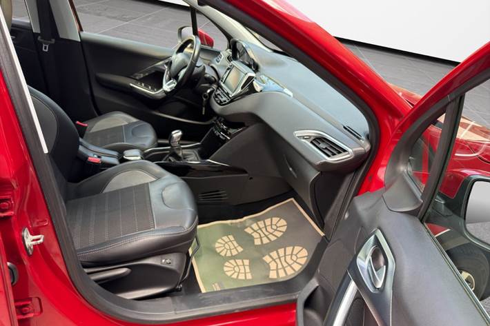 Rød Peugeot 2008 fra 2018