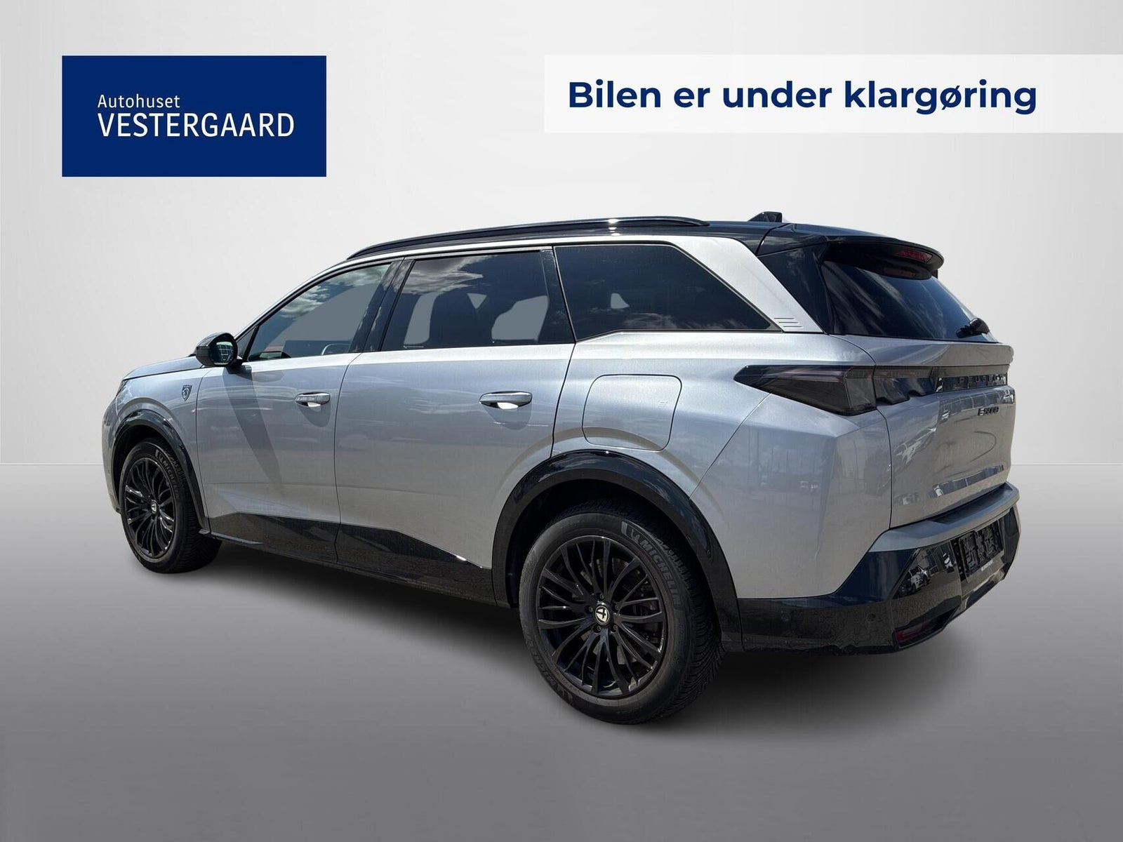 Grå Peugeot e-5008 fra 2025