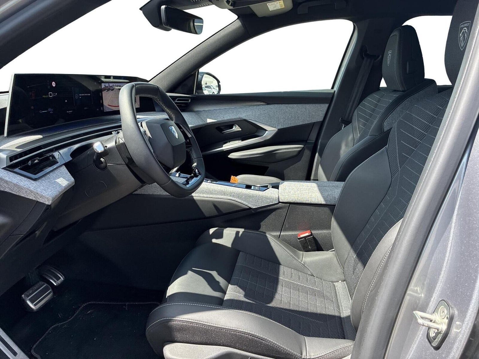 Grå Peugeot e-5008 fra 2025