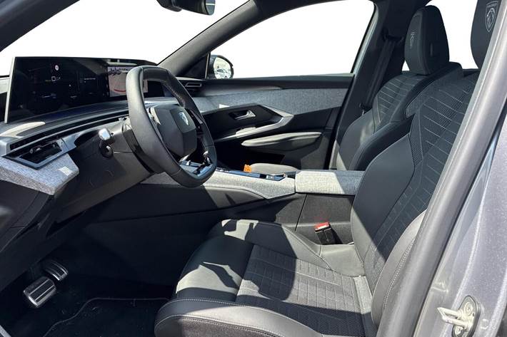 Grå Peugeot e-5008 fra 2025