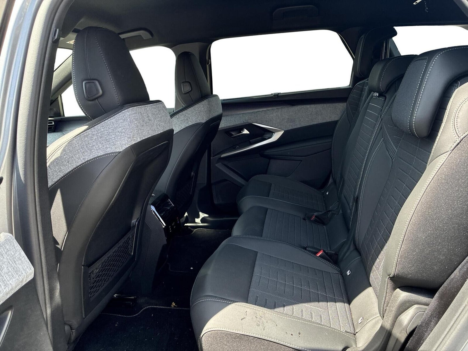 Grå Peugeot e-5008 fra 2025
