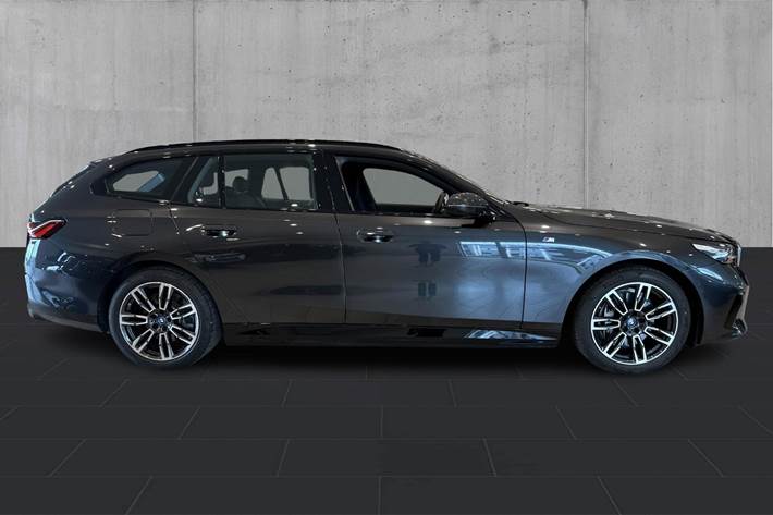 Grå BMW i5 fra 2025