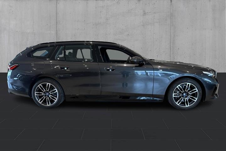 Grå BMW i5 fra 2025