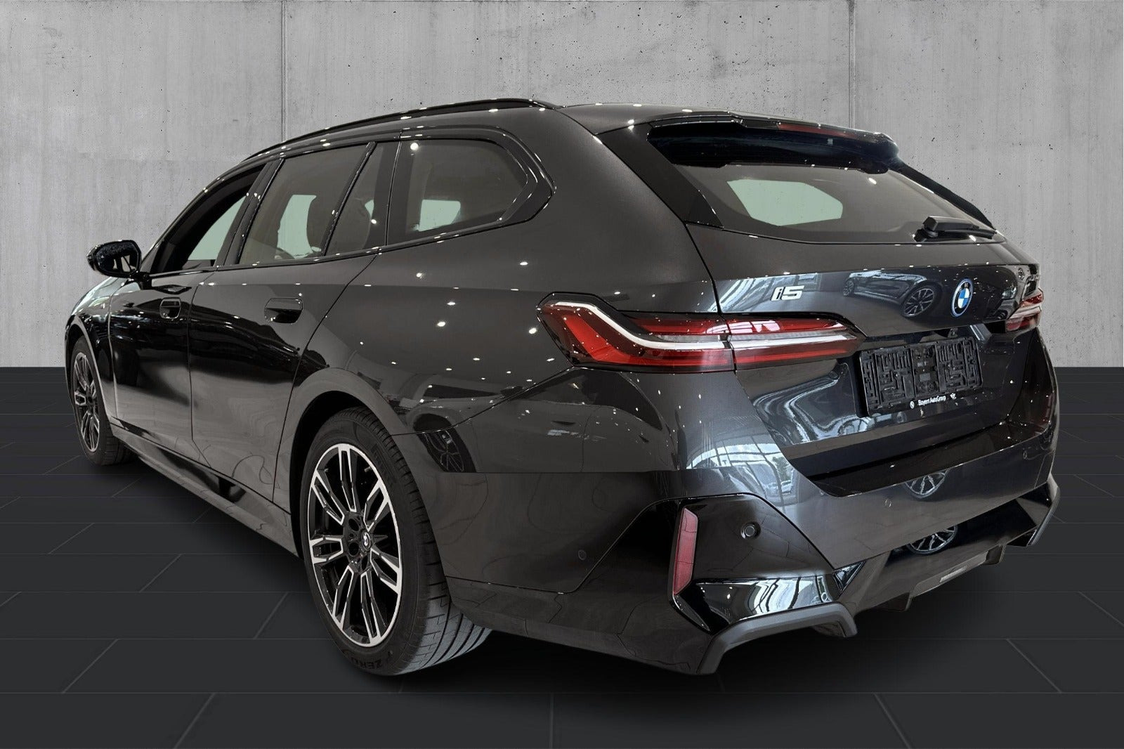 Grå BMW i5 fra 2025