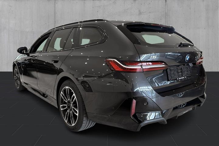 Grå BMW i5 fra 2025