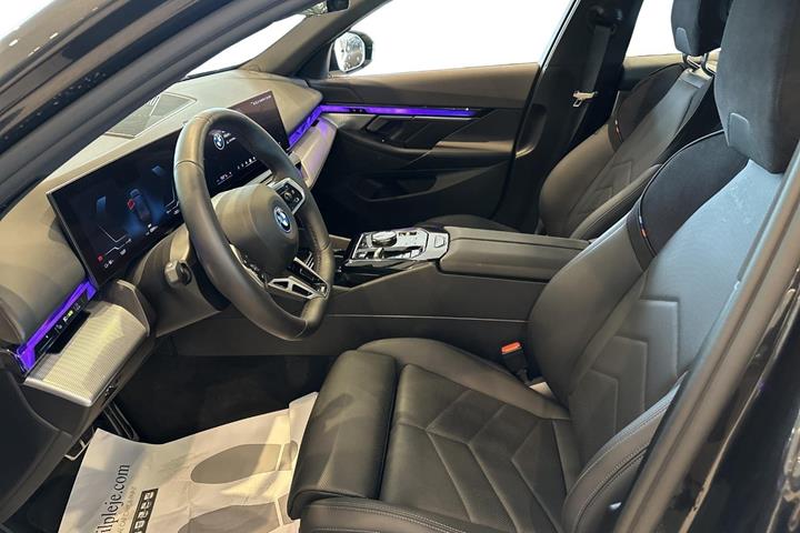 Grå BMW i5 fra 2025
