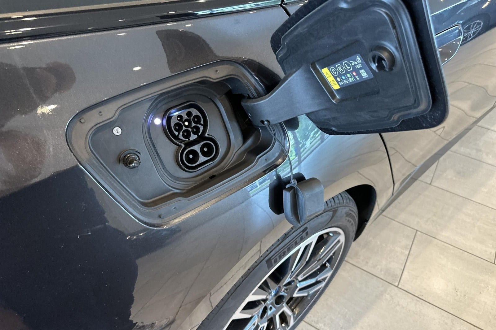 Grå BMW i5 fra 2025