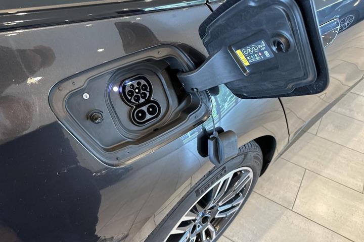 Grå BMW i5 fra 2025