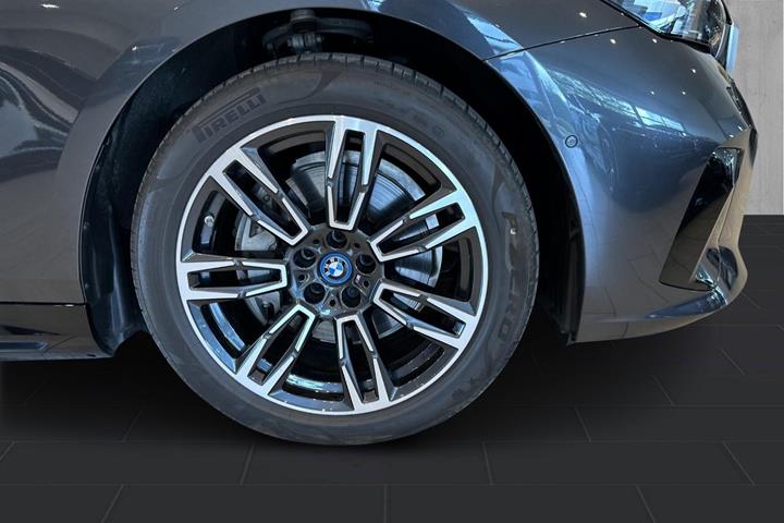 Grå BMW i5 fra 2025