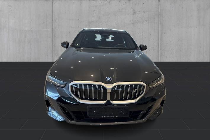 Grå BMW i5 fra 2025