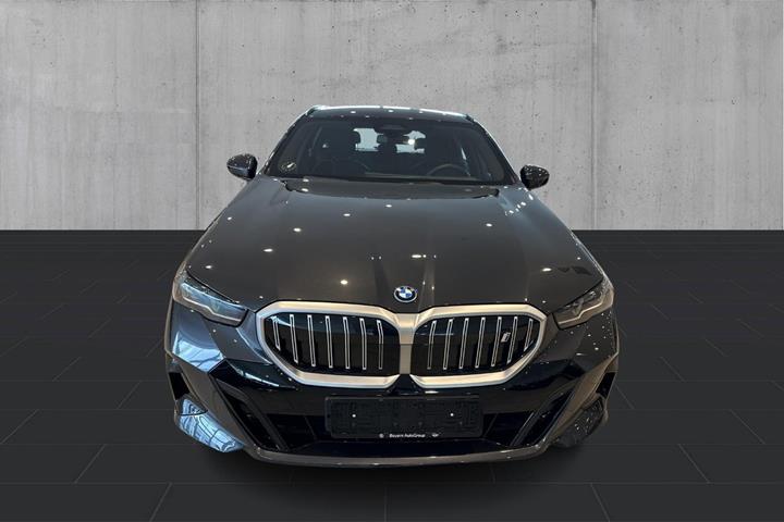 Grå BMW i5 fra 2025