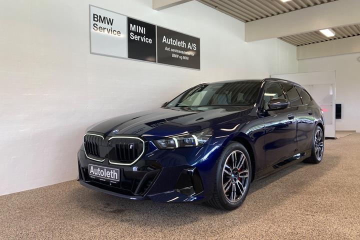 Blå BMW i5 fra 2025 set udefra