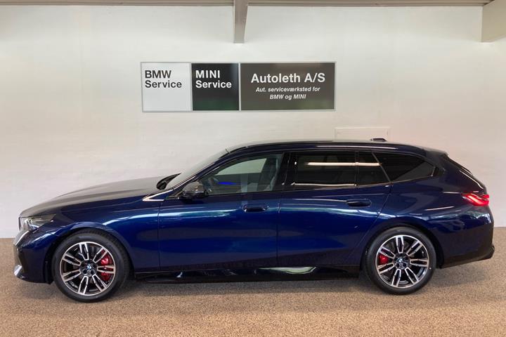 Blå BMW i5 fra 2025
