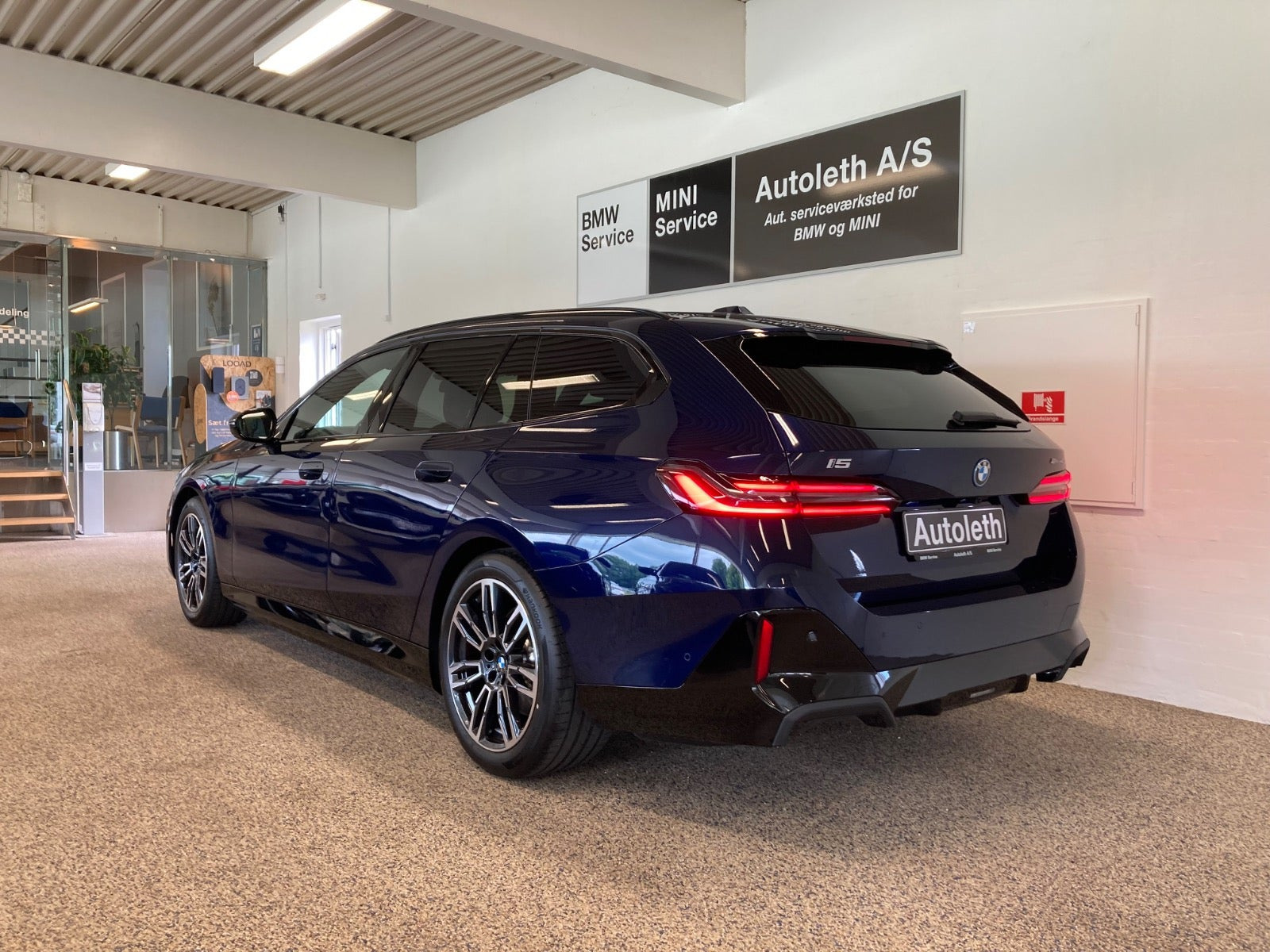 Blå BMW i5 fra 2025