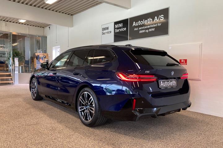 Blå BMW i5 fra 2025