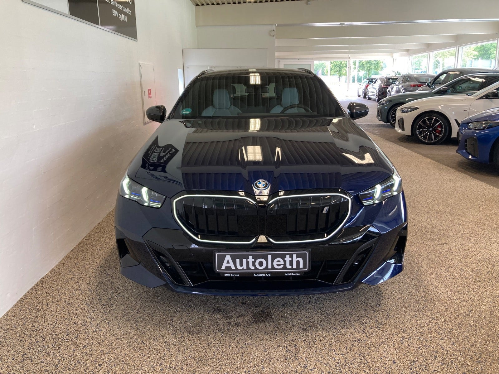 Blå BMW i5 fra 2025
